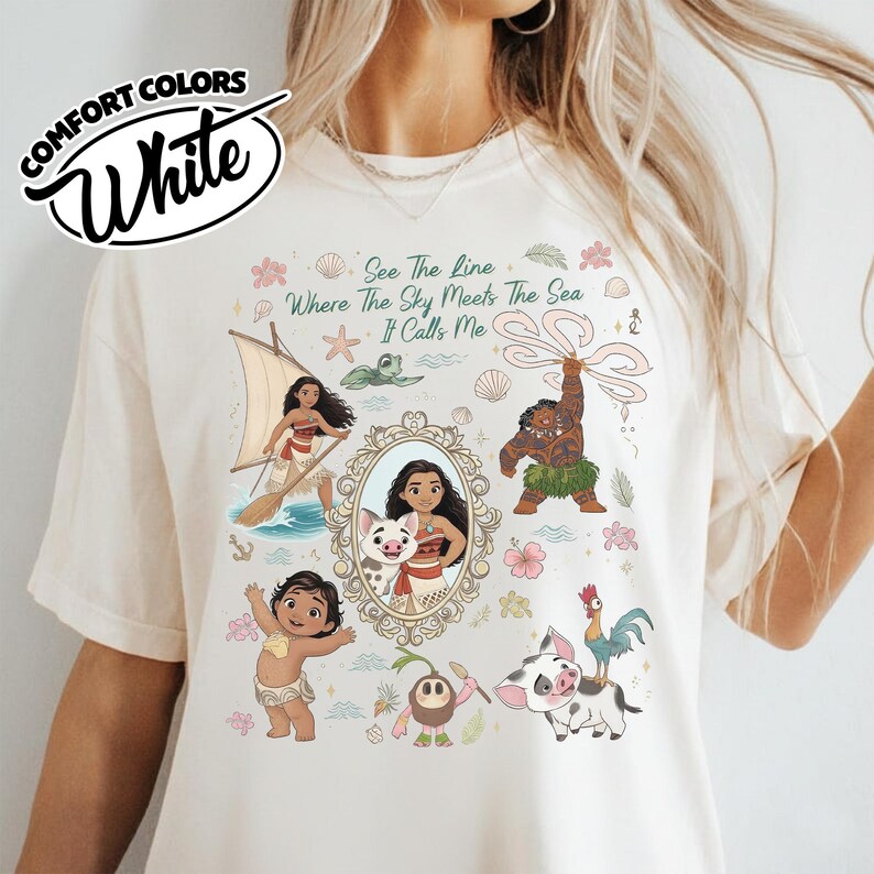 Puede incluir: Camiseta blanca Comfort Colors con un dise&ntilde;o gr&aacute;fico colorido con personajes y texto de una pel&iacute;cula de animaci&oacute;n popular. El dise&ntilde;o incluye el texto "See The Line Where The Sky Meets The Sea It Calls Me."