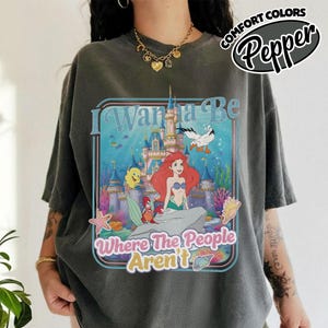 Camiseta Comfort Color Vintage "Quiero estar donde no haya gente", Camiseta de la Princesa Ariel de La Sirenita de Disney, Vacaciones en Magic Kingdom RLTF14 imagen 1