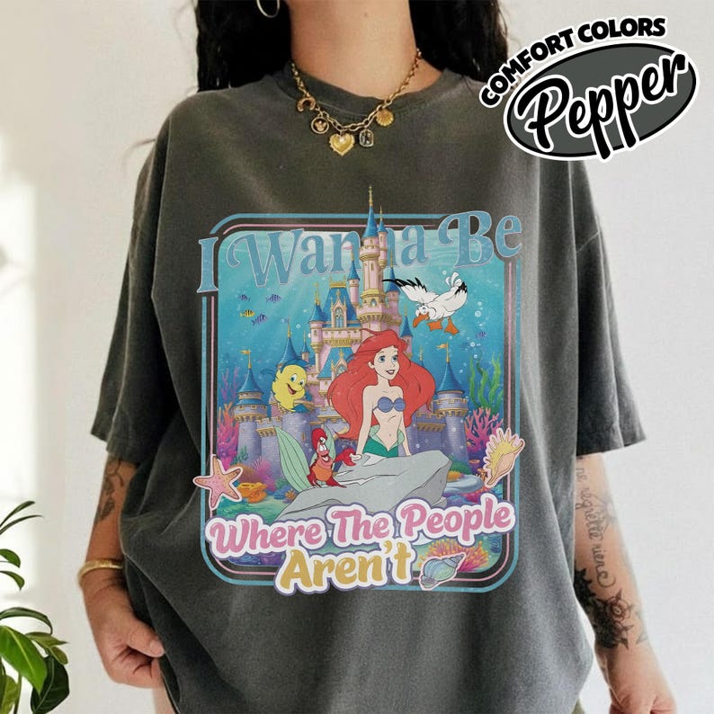 Camiseta Comfort Color Vintage "Quiero estar donde no haya gente", Camiseta de la Princesa Ariel de La Sirenita de Disney, Vacaciones en Magic Kingdom RLTF14 imagen 1
