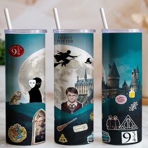 Puede incluir: Tres vasos cilíndricos con pajitas blancas, con un fondo degradado en azul verdoso y azul oscuro con una gran luna y un castillo. Los gráficos incluyen personajes, el logo 9 3/4, una escoba, un búho y varios iconos mágicos.