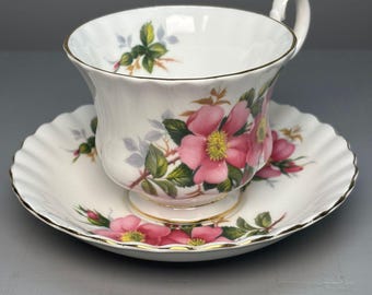Taza y platillo Royal Albert Prairie Rose de porcelana fina inglesa con diseño floral.