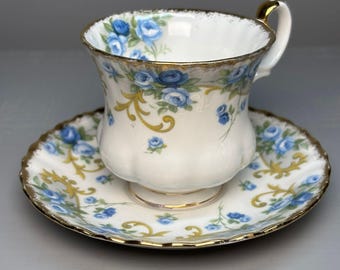 Royal Albert Sheraton Serie “Angela” – Vintage Bone China Teetasse mit Untertasse, blau geblümt