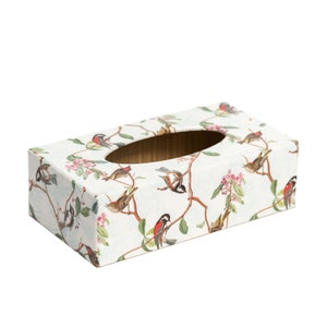 Peut inclure: Un couvre-boîte à mouchoirs blanc avec un motif floral représentant de petits oiseaux dans des tons de rouge, marron et bleu.