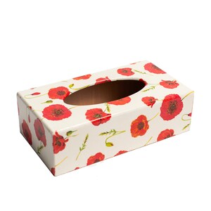 Könnte beinhalten: Rechteckige Taschentuchbox mit cremefarbenem Hintergrund und einem Muster aus roten Mohnblumen. Die Box hat eine ovale Öffnung oben zur Entnahme der Taschentücher. Die Mohnblumen haben grüne Stiele und Blätter.