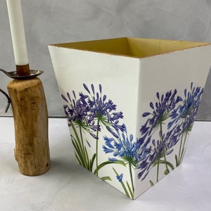 Agapanthus Kosz na śmieci z papieru Kosz na śmieci wykonany ręcznie z drewna, wykonany ręcznie w Wielkiej Brytanii