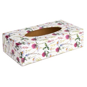 Könnte beinhalten: Weißer Taschentuchbox-Bezug mit einem Blumenmuster mit rosa Kleeblüten, grünen Blättern und gelben Wildblumen.