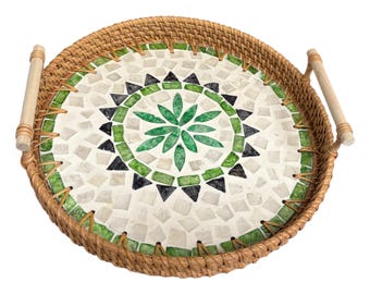 Rond groen dienblad van bohorotan met handgrepen