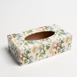 Könnte beinhalten: Ein weißer Taschentuchbox-Bezug mit einem Blumenmuster und dem Text "La Belle Epoque" auf Französisch. Die Box ist rechteckig und hat einen Ausschnitt für Taschentücher.