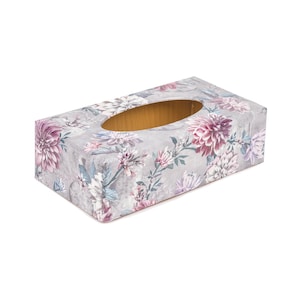 Könnte beinhalten: Ein grauer Tissuebox-Bezug mit einem Blumenmuster mit rosa, weißen und blauen Blumen. Der Bezug hat eine rechteckige Form mit einem Schlitz für Taschentücher.