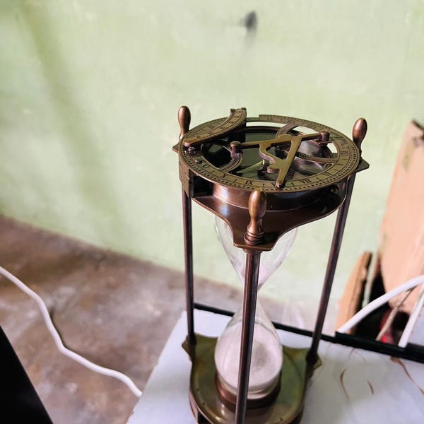 vintage maritieme koperen zandloper zandloper met zonnewijzer en kompas bovenop Cadeau