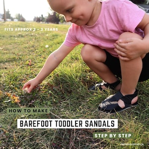 Puede incluir: Sandalias negras para niños pequeños descalzos con correas ajustables. La imagen incluye el texto "HOW TO MAKE BAREFOOT TODDLER SANDALS STEP BY STEP" y "FITS APPROX 2 - 3 YEARS". Un niño lleva las sandalias jugando en la hierba.