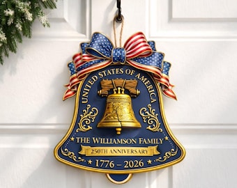 Gepersonaliseerde Liberty Bell-deurhanger - VS 250-jarig jubileumbord 2D, aangepaste familienaam patriottisch decor, cadeau 1776-2026