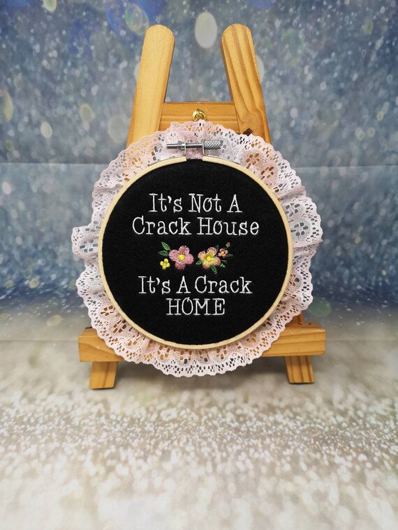 Gartenflagge 'It's Not A Crack House It's A Crack Home' – 45,7x31,8 Cm, Doppelseitig Bedruckt, Aus Polyester