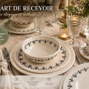 Puede incluir: Una mesa puesta con vajilla de cerámica color crema con un diseño geométrico negro. El juego incluye platos, cuencos y una taza y platillo. El texto "L'ART DE RECEVOIR" está en la parte superior, con "CÉRAMIQUE GRÈS VINTAGE" en un círculo.