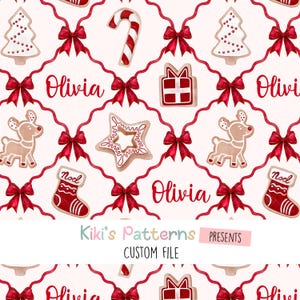 Puede incluir: Patrón festivo con galletas navideñas, lazos rojos y el nombre "Olivia". El diseño incluye galletas de jengibre con forma de árboles, renos, estrellas, cajas de regalo y calcetines con "Noel", sobre un fondo blanco.