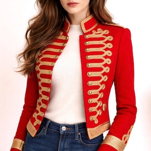 Op de afbeelding: Een rustiek houten bord met de tekst "Welcome to our home" in witte letters. Het bord heeft een verweerde afwerking en een eenvoudig, uitnodigend ontwerp, ideaal voor entree decoratie.