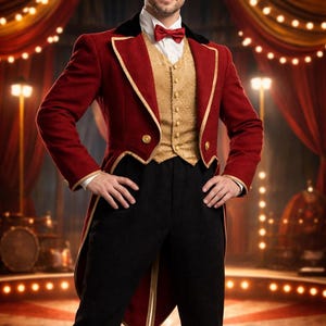 Puede incluir: Una persona con un abrigo rojo con ribetes dorados, un chaleco dorado, pantalones negros y una pajarita roja. El fondo presenta un escenario de circo con cortinas rojas y luces.