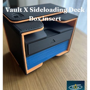 Può includere: Un cartello in legno rustico con la scritta "Welcome to our home" in lettere bianche. Il cartello presenta una finitura invecchiata e un design semplice e invitante, perfetto per un portico o un ingresso.