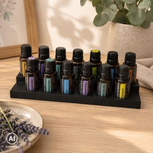 Könnte beinhalten: Ein schwarzer, abgestufter Holzständer mit zwölf bernsteinfarbenen Glasflaschen für ätherische Öle mit schwarzen Verschlüssen. Die Etiketten tragen den Markennamen dōTERRA und verschiedene Duftnamen wie Lavender, Balance, Air, Serenity und Lemon, 15 ml.