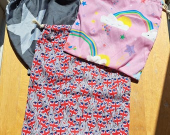 Bolsa infantil con cordón personalizada con nombre / Bolsa de gimnasio infantil personalizada para ropa deportiva / Nubes rosas y blancas, estrellas grises, bandera británica / Envío gratuito en el Reino Unido