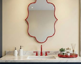 Espejo decorativo artístico con marco rojo para espacios creativos y expresivos