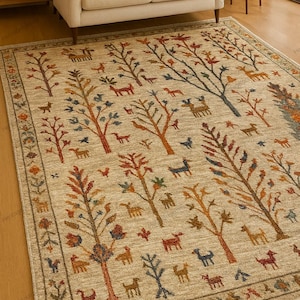 Puede incluir: Una alfombra rectangular con base de color beige que presenta un patrón repetitivo de árboles estilizados y varios animales en tonos rojos, naranjas, azules y verdes. La alfombra tiene un borde decorativo y flecos en ambos extremos.