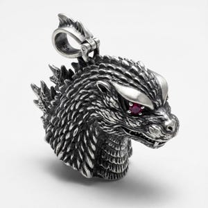 Puede incluir: Colgante plateado con forma de cabeza de dragón con un ojo de gema roja. El colgante tiene detalles intrincados y una superficie texturizada. El enganche está marcado con "925".