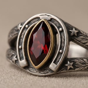 Dubbele hoefijzerring geoxideerd zilver, rode steen, westerncowboy-sieraden