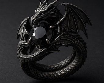 Può includere: Anello a forma di drago in argento scuro con una grande gemma nera sfaccettata. Le ali del drago sono spiegate e il suo corpo forma la fascia dell'anello. L'anello è su uno sfondo scuro, evidenziando il design.
