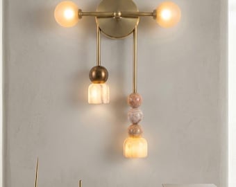 Aplique de pared artesanal de latón envejecido y mármol natural con globos de cristal.