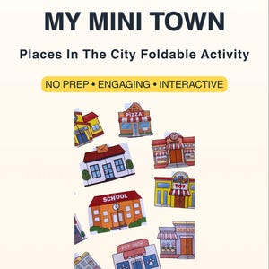 Puede incluir: Una taza de cerámica blanca con asa negra y el texto "But First, Coffee" en negrita negra. La taza se encuentra sobre un fondo borroso, sugiriendo un ambiente acogedor.