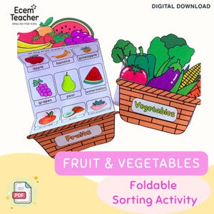 Può includere: Un'attività di smistamento pieghevole con due cestini di carta etichettati Frutta e Verdura. Il cestino della frutta mostra illustrazioni di mela, banana, ananas, uva, pera, anguria, arancia, kiwi e fragola. Il cestino della verdura contiene verdure a foglia verde, un pomodoro, una melanzana e mais.