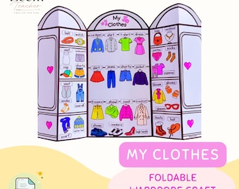 Op de afbeelding: Een driedelig opvouwbaar papieren kledingkast-knutselwerk getiteld My Clothes met kleurrijke illustraties van diverse kledingstukken en accessoires met labels zoals riem, horloge, vest, overhemd, jurk, rok, jeans, korte broek, jas, schoenen en sneakers.