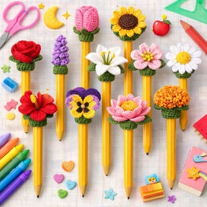 Może przedstawiać: Kolekcja żółtych ołówków, każdy zwieńczony unikalnym, kolorowym, szydełkowym wzorem kwiatowym. Kwiaty obejmują różę, tulipana, słonecznika, stokrotkę i inne. Dodatkowe artykuły szkolne i elementy dekoracyjne są rozrzucone wokół ołówków.