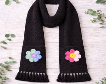 Ein gehäkelter Schal mit Blumenmuster, gehäkelt, gehäkelt