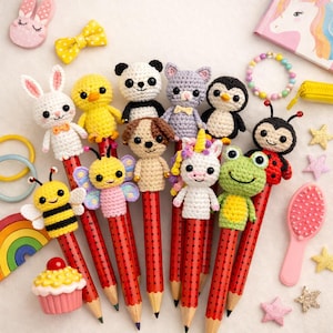 Pode incluir: Uma coleção de lápis vermelhos com figuras de animais de crochê, incluindo um coelho, pato, panda, gato, pinguim, abelha, borboleta, cão, unicórnio, sapo e joaninha. Acessórios: escova de cabelo rosa, laço amarelo e cupcake.
