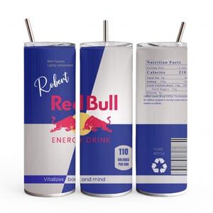 Könnte beinhalten: Drei zylindrische Becher mit Metallstrohhalmen, blau-weißes Design mit roten Stiergrafiken, Text Robert, Red Bull Energy Drink, 110 Kalorien, Nährwertangaben, ein Recycling-Symbol und ein Strichcode auf der Rückseite sind deutlich zu erkennen.