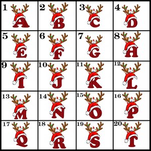 Könnte beinhalten: Ein Raster von 20 weihnachtlichen Buchstaben. Jeder Buchstabe ist mit Rentiergeweih, einem Weihnachtsmannhut und Lichterketten verziert. Die Buchstaben haben ein rot-schwarzes Karomuster.
