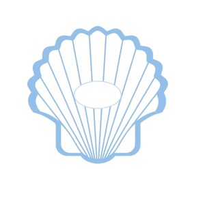 Pode incluir: Um design de concha azul claro sobre um fundo branco. A concha é delineada em azul claro, com linhas detalhadas que irradiam de um oval central. O design é simples e elegante, adequado para temas costeiros ou náuticos.