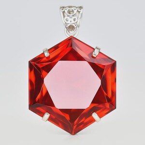 Pendentif fantaisie en rubis rouge de synthèse de 104 carats et argent sterling 925
