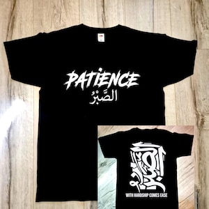 Peut inclure: Un t-shirt noir à manches courtes avec le mot PATIENCE et du texte arabe en blanc sur le devant. Le dos présente un grand motif calligraphique blanc au-dessus du texte anglais WITH HARDSHIP COMES EASE dans une police sans empattement.