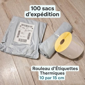 May include: A set of 100 light grey shipping bags and a roll of thermal labels measuring 10 by 15 cm. One bag features a white shipping label with barcodes and text. The text in the image reads 100 sacs d'expédition and Rouleau d'Étiquettes Thermiques 10 par 15 cm.
