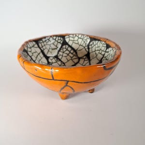 Op de afbeelding: Een set van drie keramische mokken met een gespikkelde, matte afwerking. De mokken zijn in crème, lichtgrijs en donkergrijs. Elke mok heeft een eenvoudig, minimalistisch ontwerp en een afgeronde handgreep.