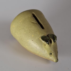 Handgemaakte keramische muis spaarpot – Tanja Cvelbar Studio Pottery Coin Bank