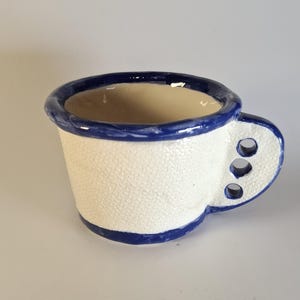Tazza in ceramica artigianale, stile rustico, blu e bianca, firmata (probabilmente Slovenia, anni '90).