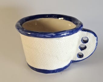 Handgemachte Studio-Keramik-Tasse - Blaue und weiße rustikale Keramiktasse - signiert (möglicherweise Slowenien, 1990er Jahre)