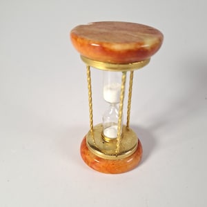 Vintage timglas i alabastersand | Timglas i mässing, röd onyxmarmor från mitten av århundradet | Retro italiensk skrivbordsprydnad från 1970-talet, biblioteksdekor