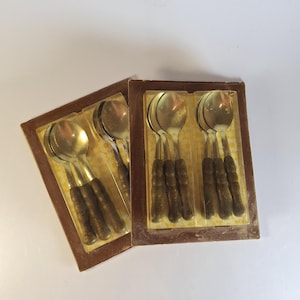 Può includere: Un set di tre tazze in ceramica con finitura opaca e macchiettata. Le tazze sono nei toni del crema, grigio chiaro e grigio scuro. Ogni tazza ha un design semplice e minimalista, perfetto per caffè o tè.