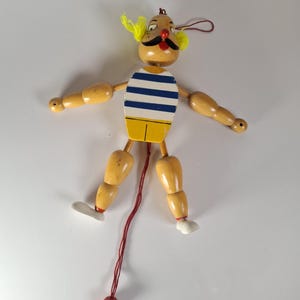 Vintage houten clownpop – handgeschilderd Oost-Europees marionetspeelgoed – circusvolk