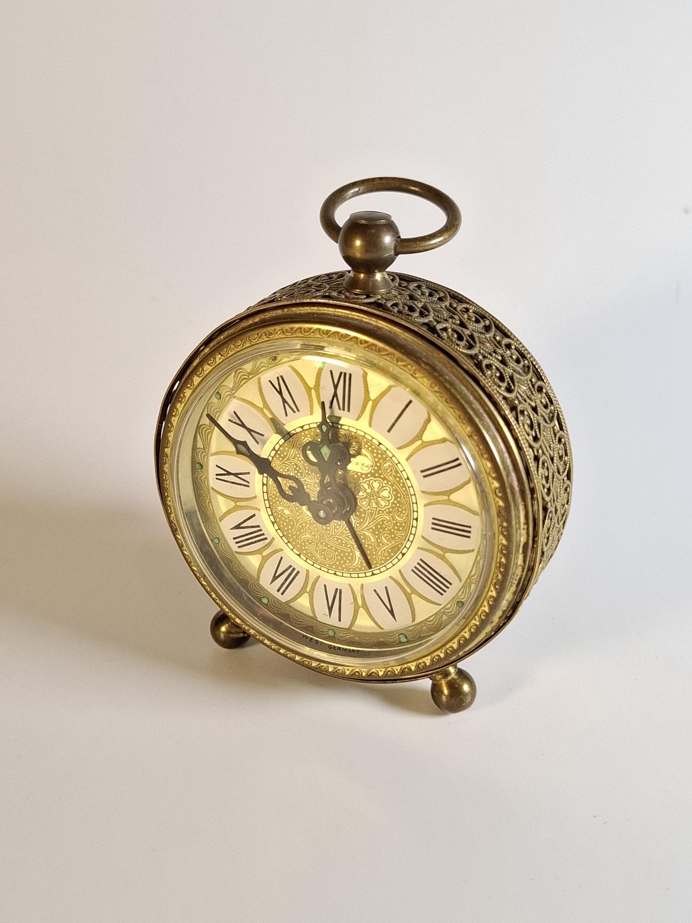 Orologio da tavolo in legno antico con meccanismo Hermle meccanico a bilanciere